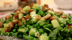Как сделать салат с зеленым горошком
