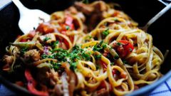 Спагетти с курицей, беконом и грибами в томатном соусе