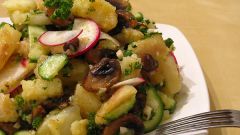 Теплый салат с картофелем и огурцами