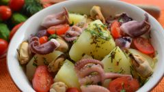 Теплый картофельный салат с осьминогом