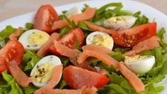 Салат с семгой, перепелиными яйцами и томатами черри