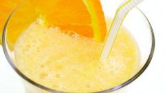 Молочный коктейль с апельсиновым соком и мятой