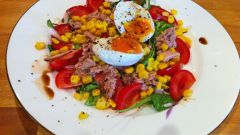 Как приготовить овощной салат с тунцом и яйцом?