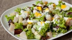 Как приготовить картофельный салат с копченой скумбрией и яблоком?
