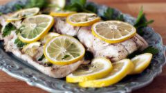 Как запечь рыбу с лимоном и чесноком