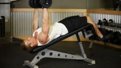 Упражнения с гантелями для тренировки грудных мышц