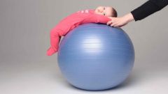Как делать зарядку с грудным ребенком на фитболе