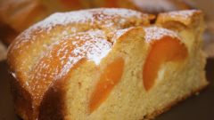 Бисквитный медовый пирог с абрикосами