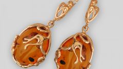 Gold earrings with amber