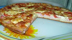 Пицца на кефирном тесте с колбасой и помидорами