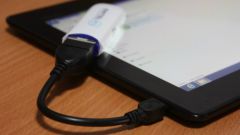 How to connect a USB flash drive to the tablet
