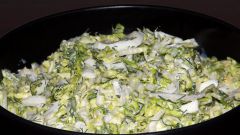Как приготовить легкий салат из капусты с яйцом?