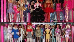 Где хранится самая большая коллекция кукол Барби