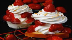 How to cook a dessert of strawberries with whipped cream 
