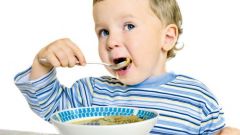 Как научить малыша принимать пищу самостоятельно