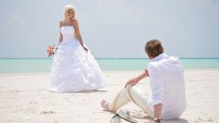 Свадьба на пляже: какой наряд выбрать невесте