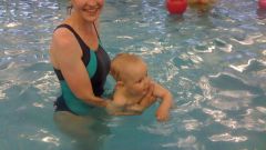 Зачем ходить с малышом в бассейн