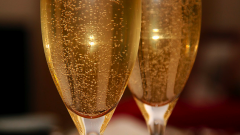 What distinguishes champagne from sparkling wine 