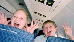 Как лететь в самолете с детьми