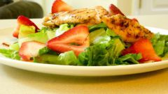 Салат из курицы-гриль с клубникой и шпинатом