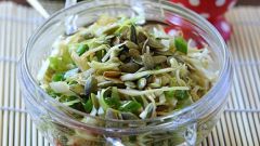 Салат из капусты с тыквенными семечками