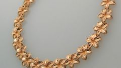 Как и с чем носить золотое ожерелье