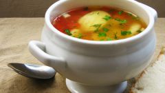 Легкий овощной суп с куриными клецками