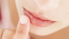 Как предотвратить появление трещин на губах