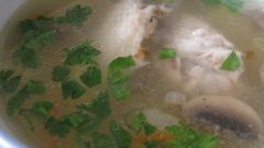 Грибной суп с куриными крылышками