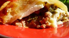 Как приготовить мясной пай с домашним сыром и грушами