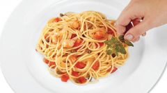 Как приготовить спагетти с томатным соусом и креветками
