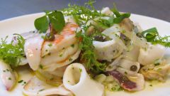 Салат с копченым кальмаром: несколько способов приготовления 