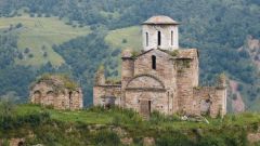 Сколько лет самой древней церкви и где она расположена