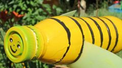 Как сделать пчелу из пластиковых бутылок для цветника
