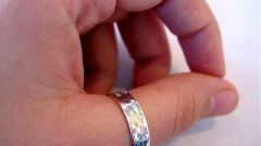 Что означает кольцо на большом пальце