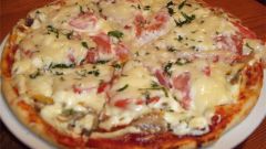 Домашняя пицца с колбасой и грибами