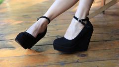 Замшевые туфли на платформе: как выбрать и с чем носить 