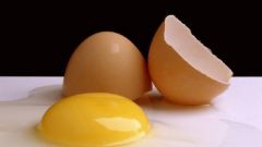Как правильно разбивать сырые яйца