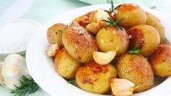 How to cook round potatoes with sour cream and greens 