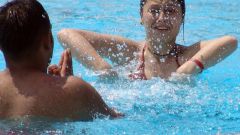 Игры в бассейне: правила поведения на воде