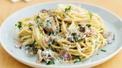 What to cook to spaghetti, chicken, cheese, sour cream and mushrooms