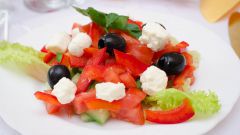 Греческий салат в сладких перцах