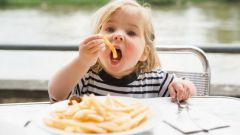 Чем кормить ребенка при поносе