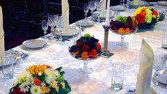 Как оформить цветами праздничный стол