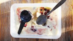 Как приготовить ванильно-вишневое мороженое