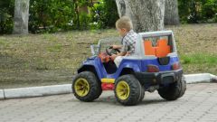 Современные детские автомобили на аккумуляторах: за и против 