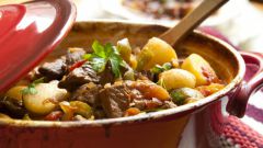 Delicious recipes: pork with potatoes in the oven 