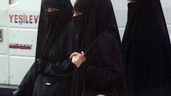 Почему традиционная одежда арабских женщин черного цвета 