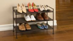 Стильная мебель для прихожей: этажерка для обуви 