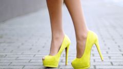 С чем носить желтые туфли
